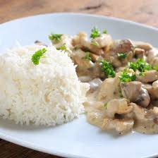 Poulet aux champignons avec riz et légumes