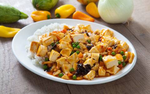 Tofu aux champignons  avec riz et légumes