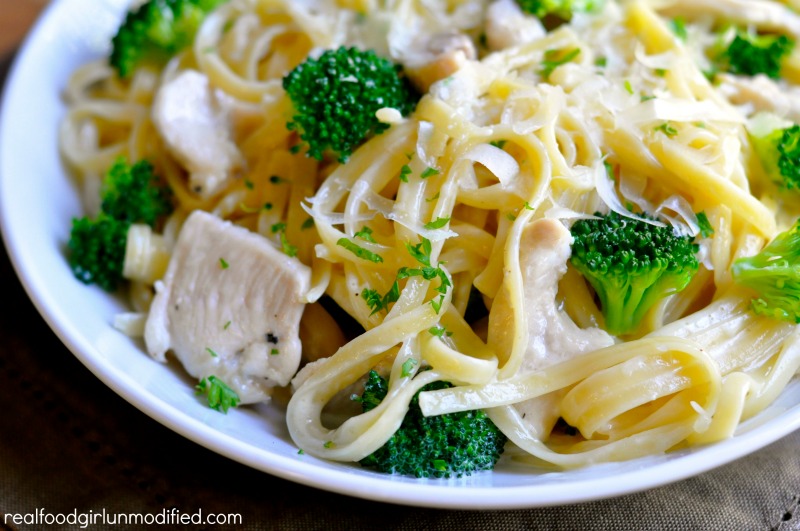 Fettucine Alfredo poulet et brocoli