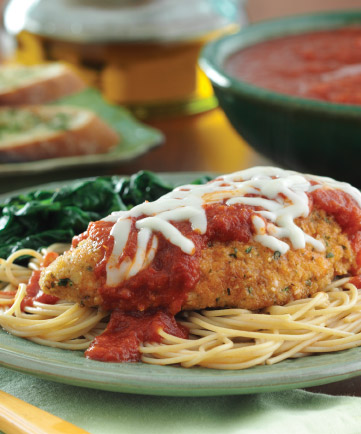 Poulet parmesan avec pâtes aux fines herbes