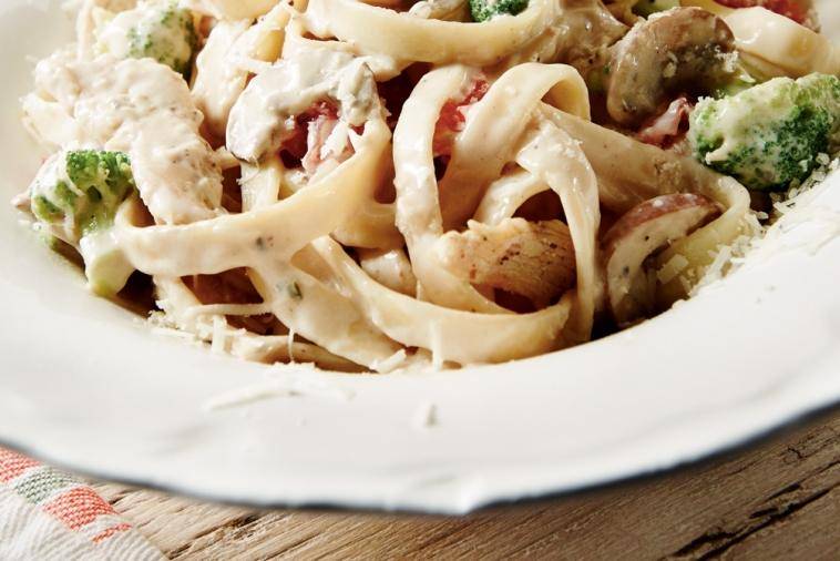 Fettucine Alfredo Poulet et asperges